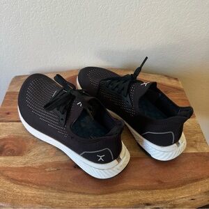 Women's Black Flux Adapt Runner